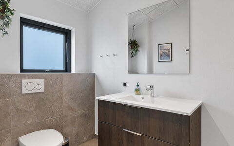 Tydkil - 250M from the Sea: Muur, Flooring, Verdieping, Badkamerkast, Loodgieterswerkinrichting, Wastafel In De Badkamer, Interieur Ontwerp, Wastafel, Badkamer, Kraan