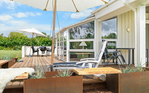 Sofus - 275M from the Sea: Hout, Buitenmeubels, Tuin, Dek, Hardwood, Schaduw, Bloempot, Houten Vloer, Stoel