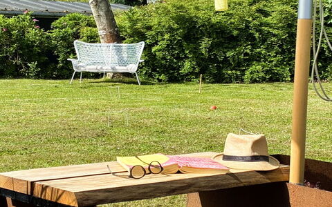 Sofus - 275M from the Sea: Hout, Tuin, Buitenmeubels, Gazon, Schaduw, Backyard, Beits, Hardwood, Park, Werf