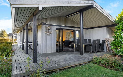 Kajsa - 250M from the Sea: Hout, Veranda, Architectuur, Huis, Dak, Huis, Deur, Samengesteld Materiaal, Siding, Dek