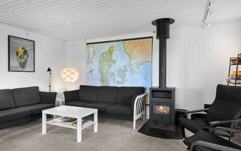 Kajsa - 250M from the Sea: Hout, Flooring, Verdieping, Interieur Ontwerp, Meubilair, Plafond, Woonkamer, Kamer, Beits, Hardwood