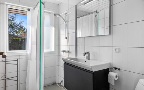 Kajsa - 250M from the Sea: Loodgieterswerkinrichting, Badkamer, Interieur Ontwerp, Flooring, Wastafel, Wastafel In De Badkamer, Verdieping, Kraan, Loodgieter, Plafond