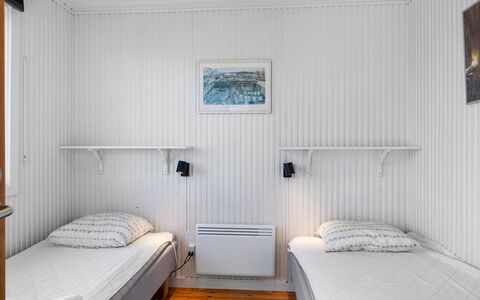 Kajsa - 250M from the Sea: Verdieping, Hout, Flooring, Interieur Ontwerp, Slaapkamer, Bed, Plafond, Meubilair, Kamer, Laken
