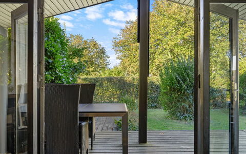 Kajsa - 250M from the Sea: Hout, Meubilair, Veranda, Stoel, Buitenmeubels, Flooring, Verdieping, Interieur Ontwerp, Dek, Glas