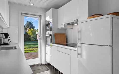 Kajsa - 250M from the Sea: Toestel Van De Keuken, Keuken, Countertop, Major Appliance, Flooring, Hout, Cabinetry, Interieur Ontwerp, Verdieping, Huishoudapparatuur