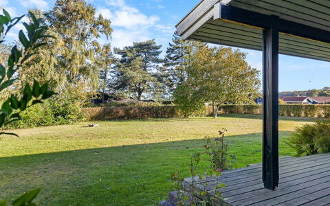 Kajsa - 250M from the Sea: Gras, Groen, Struik, Land Lot, Tuin, Schaduw, Groundcover, Gazon, Landscaping