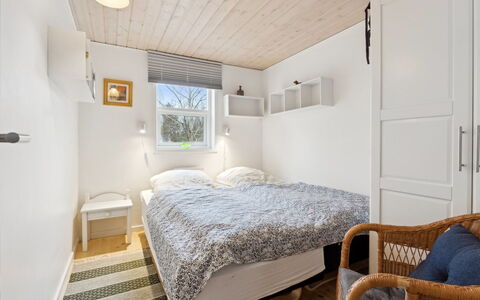 Tomine - from the Sea: Slaapkamer, Bed, Muur, Hout, Interieur Ontwerp, Verdieping, Meubilair, Flooring, Laken, Plafond