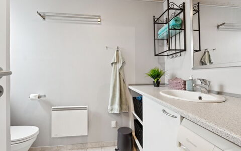 Tomine - from the Sea: Interieur Ontwerp, Flooring, Muur, Loodgieterswerkinrichting, Verdieping, Wastafel, Badkamerkast, Meubilair, Kraan, Badkamer
