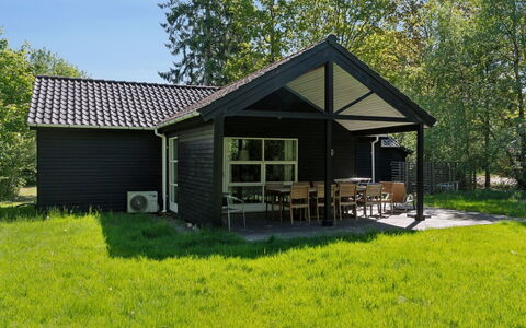 Tomine - from the Sea: Dak, Verblijf, Huis, Garden Gebouwen, Siding, Deur, Schuur, Gazon, Veranda, Schaduw