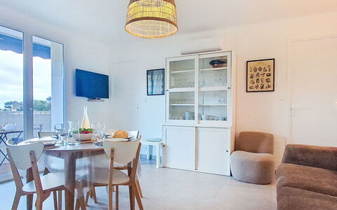 Les Amandiers: Deur, Balkon, Stoel, Buitenmeubels, Werf, Oprit, Kamerplant, Binnenplaats, Gang, Bloempot