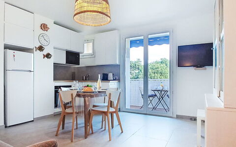 Les Amandiers: Deur, Balkon, Stoel, Buitenmeubels, Werf, Oprit, Kamerplant, Binnenplaats, Gang, Bloempot