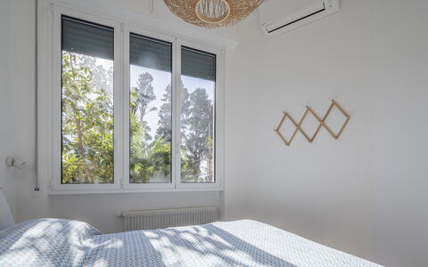 Green Home Seaside, Parking, Wifi, Ac, Genova Nerv: Bed, Bedding, Slaapkamer, Interieur Ontwerp, Laken, Muur, Hout, Plafond, Linens, Huis