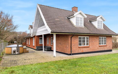 Star - 200M to the Fjord: Blauw, Struik, Verblijf, Groundcover, Tuin, Landgoed, Schaduw, Landscaping, Boerderij, Eco Hotel
