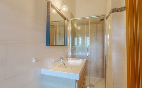 Villa Asami: Flooring, Verdieping, Loodgieterswerkinrichting, Interieur Ontwerp, Wastafel In De Badkamer, Badkamer, Wastafel, Kraan, Loodgieter, Verlichting