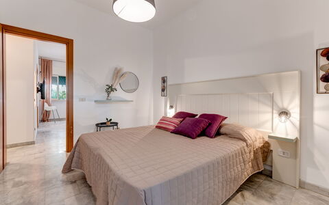 Villa Coralia: Meubilair, Interieur Ontwerp, Bed, Flooring, Slaapkamer, Hout, Verdieping, Plafond, Kamer, Laken