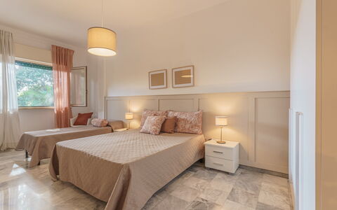 Villa Nami: Meubilair, Interieur Ontwerp, Flooring, Verdieping, Bed, Slaapkamer, Plafond, Hout, Kamer, Textiel