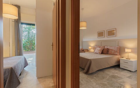 Villa Nami: Interieur Ontwerp, Flooring, Verdieping, Hout, Plafond, Kamer, Meubilair, Slaapkamer, Bed, Verlichting