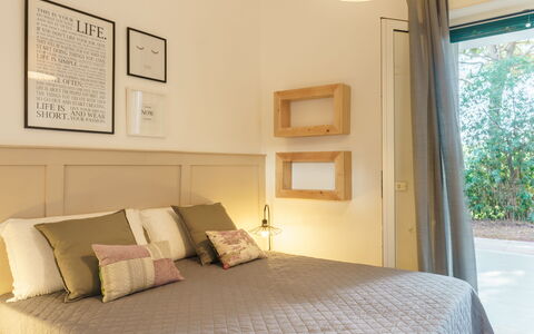 Villa Nami: Bed, Meubilair, Interieur Ontwerp, Slaapkamer, Bedding, Muur, Laken, Hout, Kamer, Plafond