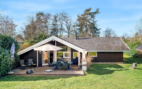 Emili - 300M from the Sea: Hout, Meubilair, Appartement, Kamer, Plafond, Beits, Stoel, Hardwood, Vernis, Timmerhout