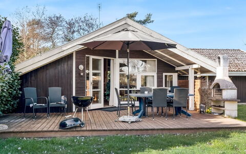 Emili - 300M from the Sea: Hout, Meubilair, Appartement, Kamer, Plafond, Beits, Stoel, Hardwood, Vernis, Timmerhout