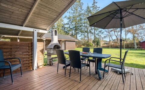 Emili - 300M from the Sea: Hout, Meubilair, Appartement, Kamer, Plafond, Beits, Stoel, Hardwood, Vernis, Timmerhout