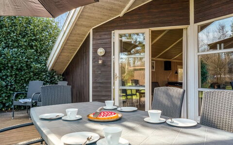 Emili - 300M from the Sea: Hout, Meubilair, Appartement, Kamer, Plafond, Beits, Stoel, Hardwood, Vernis, Timmerhout