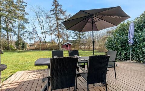 Emili - 300M from the Sea: Hout, Meubilair, Appartement, Kamer, Plafond, Beits, Stoel, Hardwood, Vernis, Timmerhout