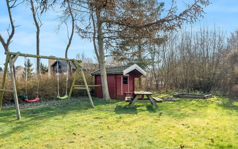 Emili - 300M from the Sea: Hout, Meubilair, Appartement, Kamer, Plafond, Beits, Stoel, Hardwood, Vernis, Timmerhout