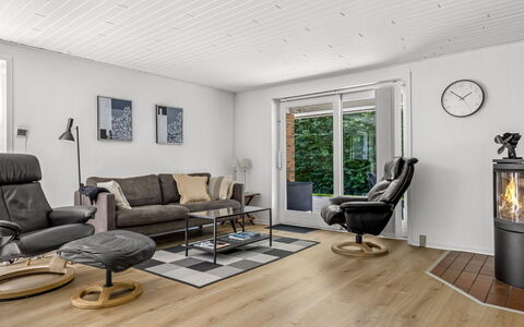 Wilma - 30Km from the Sea: Flooring, Houten Vloer, Verdieping, Meubilair, Interieur Ontwerp, Hout, Laminaatvloer, Woonkamer, Huis, Kamer