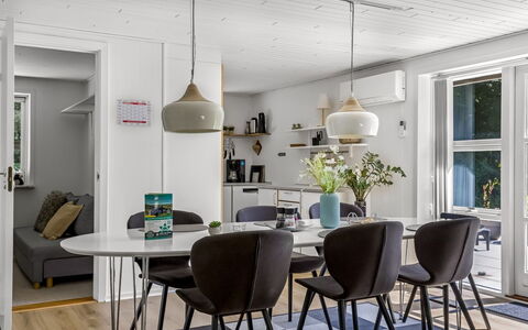 Wilma - 30Km from the Sea: Meubilair, Interieur Ontwerp, Flooring, Verdieping, Lichte Inrichting, Hout, Stoel, Plafond, Keuken En Eettafel, Eetkamer