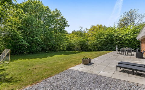 Wilma - 30Km from the Sea: Gras, Boom, Struik, Tuin, Land Lot, Groundcover, Landscaping, Gazon, Schaduw, Gang