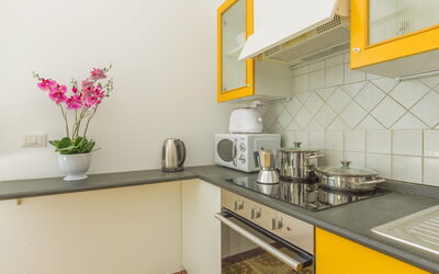 Casa Tina: Keuken, Countertop, Toestel Van De Keuken, Major Appliance, Interieur Ontwerp, Geel, Hout, Meubilair, Flooring, Cabinetry