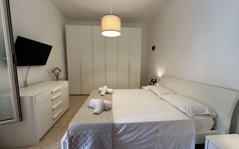 Villa Azzurra: Bed, Interieur Ontwerp, Slaapkamer, Meubilair, Flooring, Verdieping, Bedding, Laken, Textiel, Plafond