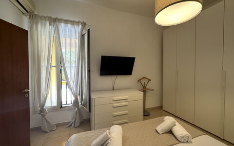 Villa Azzurra: Meubilair, Interieur Ontwerp, Verdieping, Slaapkamer, Flooring, Hout, Bed, Kamer, Verlichting, Bedding