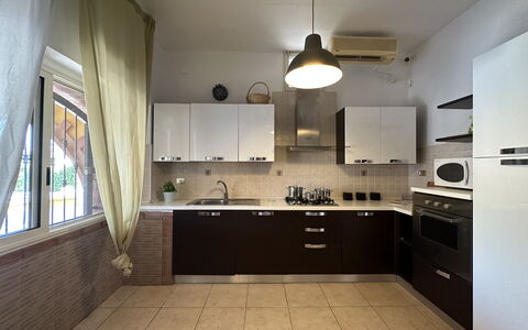 Villa Azzurra: Keuken, Toestel Van De Keuken, Countertop, Interieur Ontwerp, Flooring, Major Appliance, Meubilair, Hout, Cabinetry, Lichte Inrichting
