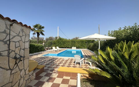 Villa Azzurra: Zwembad, Toevlucht, Samengesteld Materiaal, Eco Hotel, Schaduw, Buitenmeubels, Hacienda, Flagstone, Landscaping, Landgoed