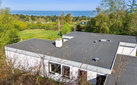 Brodde - 550M from the Sea: Blauw, Struik, Verblijf, Groundcover, Tuin, Landgoed, Schaduw, Landscaping, Boerderij, Eco Hotel