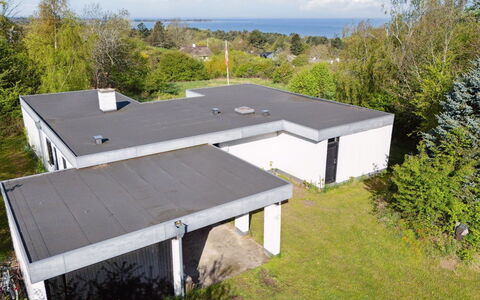 Brodde - 550M from the Sea: Blauw, Struik, Verblijf, Groundcover, Tuin, Landgoed, Schaduw, Landscaping, Boerderij, Eco Hotel