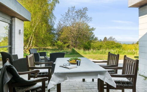 Brodde - 550M from the Sea: Blauw, Struik, Verblijf, Groundcover, Tuin, Landgoed, Schaduw, Landscaping, Boerderij, Eco Hotel
