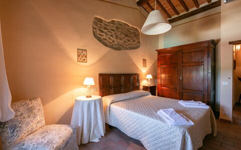 Villa Gelsi: Muur, Meubilair, Slaapkamer, Bed, Interieur Ontwerp, Flooring, Verdieping, Huis, Bed Frame, Kamer
