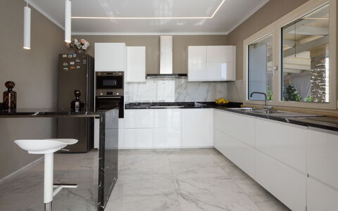 Villa Fiumetto: Meubilair, Keuken, Interieur Ontwerp, Countertop, Flooring, Cabinetry, Hout, Verdieping, Toestel Van De Keuken, Huis