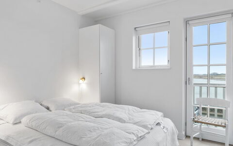 Annete - 20M from the Sea: Slaapkamer, Verdieping, Bed, Bedding, Laken, Plafond, Linens, Appartement, Bed Frame