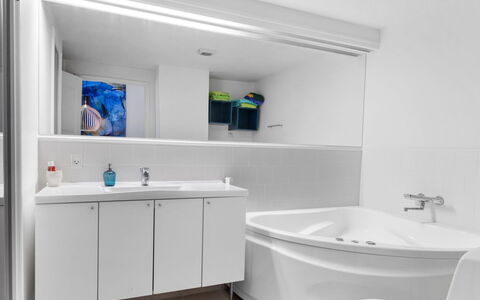 Annete - 20M from the Sea: Flooring, Interieur Ontwerp, Loodgieterswerkinrichting, Verdieping, Wastafel, Badkamerkast, Badkamer, Wastafel In De Badkamer, Kraan, Plafond