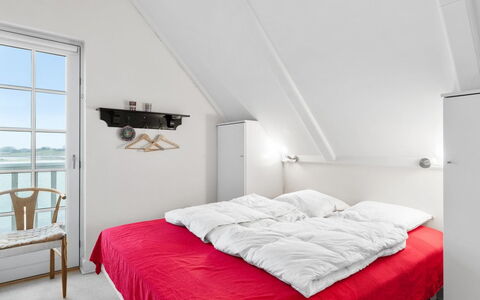 Annete - 20M from the Sea: Slaapkamer, Bed, Meubilair, Verdieping, Laken, Interieur Ontwerp, Bedding, Flooring, Plafond, Huis