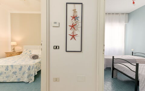 Al Numero 13: Meubilair, Interieur Ontwerp, Bed, Slaapkamer, Verdieping, Flooring, Muur, Laken, Kamer, Hout