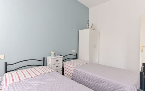 Al Numero 13: Bed, Slaapkamer, Meubilair, Bedding, Interieur Ontwerp, Laken, Muur, Verdieping, Flooring, Linens