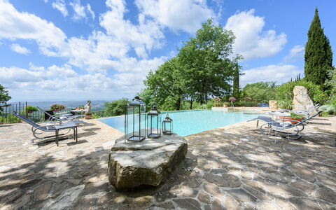 Villa Tregole: Flagstone, Tuin, Schaduw, Landscaping, Buitenmeubels