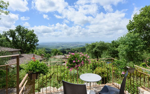 Villa Tregole: Landschap, De Lente, Heuvel Station, Eco Hotel, Balkon, Buitenmeubels, Buitentafel, Hek