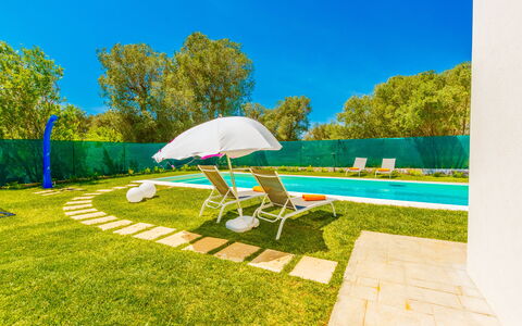 Villa Eufriama: Blauw, Zwembad, Gazon, Tuin, Vrije Tijd, Toevlucht, Backyard, Kunstgras, Schaduw, Landscaping