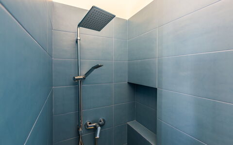 Villa Eufriama: Flooring, Loodgieterswerkinrichting, Verdieping, Douchekop, Badkamer, Douche, Tegel, Douchepaneel, Douchestang, Loodgieter